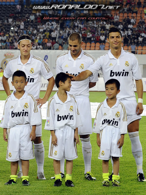 Cristiano Ronaldo being nice to a kid in China