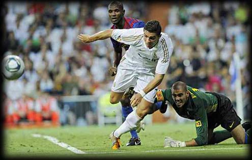 Cristiano Ronaldo suffering a penalty from Victor Valdés, in Real Madrid vs Barcelona