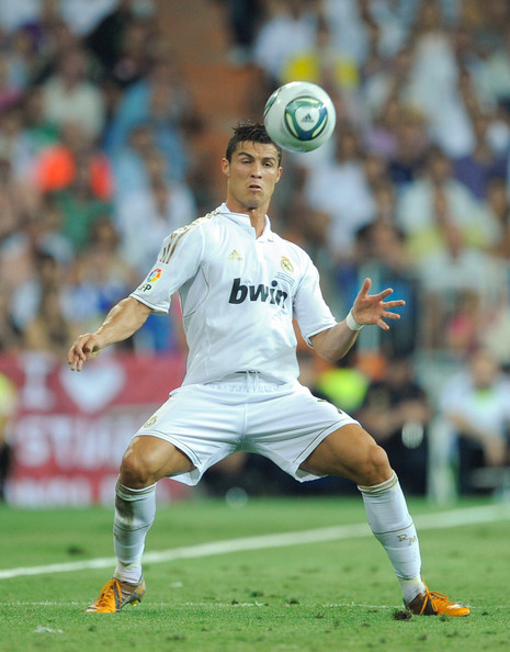 Cristiano Ronaldo passing the ball with his chest in Real Madrid vs Barcelona