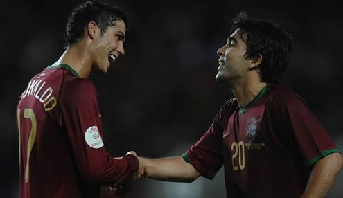 Deco and Cristiano Ronaldo talking during a match