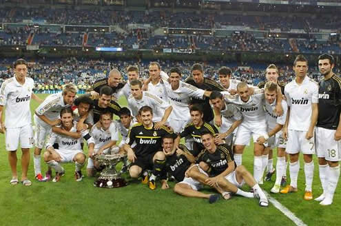 Real Madrid celebrating the Santiago Bernabéu trophy