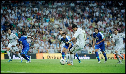 Cristiano Ronaldo scoring a penalty kick against Getafe