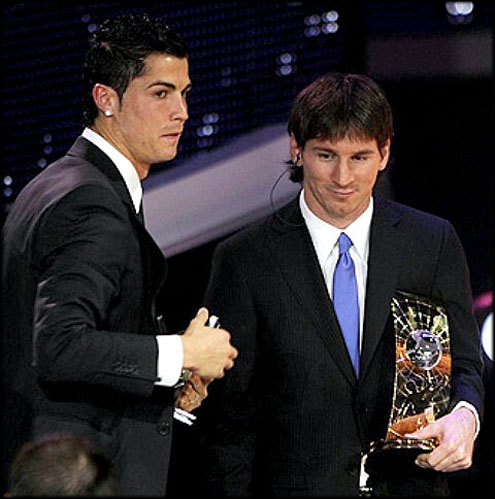 Cristiano Ronaldo and Lionel Messi in the gala: FIFA Best Player of the Year, receiving their awards