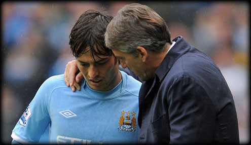 Roberto Mancini talking with David Silva in Manchester City 2011-2012