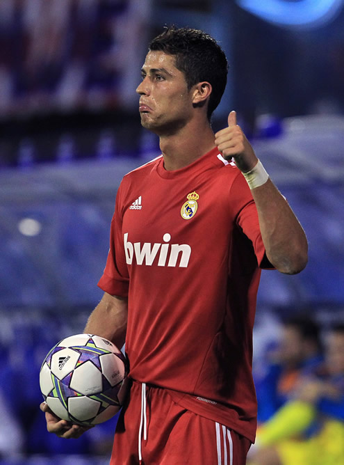 Cristiano Ronaldo showing his thumbs up against Dinamo Zagreb, using Real Madrid red jersey