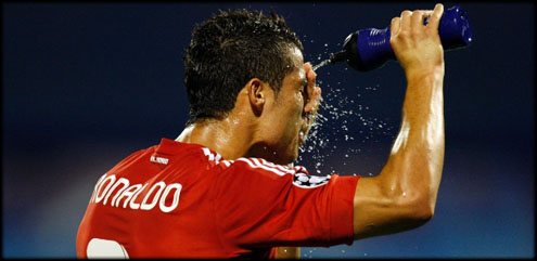 Cristiano Ronaldo spillin water on his head and eyes, refreshing himself