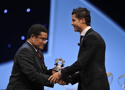 Cristiano Ronaldo and Eusébio together, in a UEFA Champions League ceremony