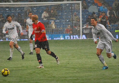Cristiano Ronaldo making an effort to reach the ball, in a rainy game in the 2009-2010 season