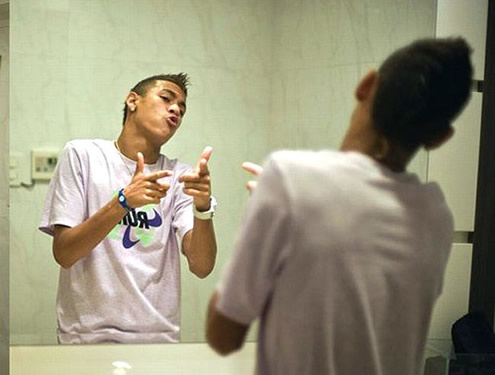Neymar being funny and talking to himself while looking at the mirror