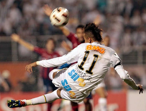 Neymar attempting to make a bycicle kick shot, in Santos