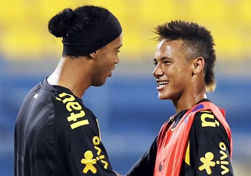 Neymar talking with Ronaldinho during a Brazilian National Team training session