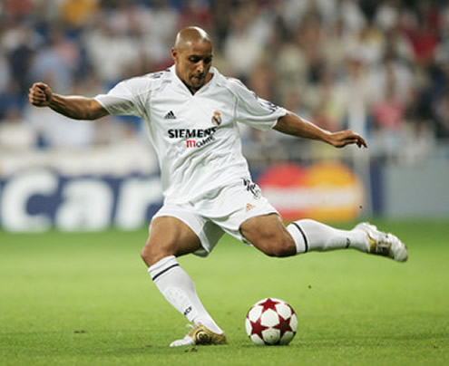 Roberto Carlos preparing his strong shot, with his left foot