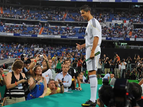 Cristiano Ronaldo posing for the paparazzi in the Santiago Bernabéu, during his presentation for Real Madrid