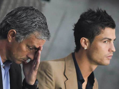 José Mourinho thinking and Cristiano Ronaldo getting distracted with something else