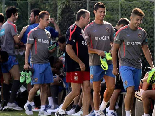 Cristiano Ronaldo changing boots during a break in the Portuguese National Team practice, alongside with Miguel Veloso and João Pereira