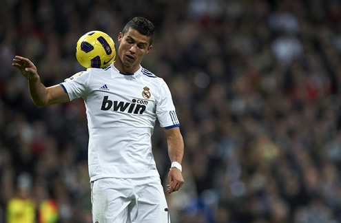 Cristiano Ronaldo controlling the ball on his right shoulder, in Real Madrid 2010-2011