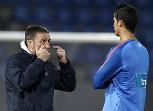 Paulo Bento talking to Cristiano Ronaldo, telling him to be careful and alert