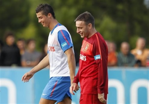 Cristiano Ronaldo having a talk with Paulo Bento while both smile