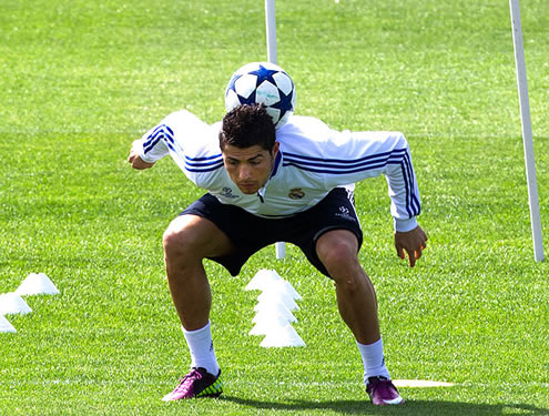 Cristiano Ronaldo controlling with the back of his neck, in a Real Madrid practice session