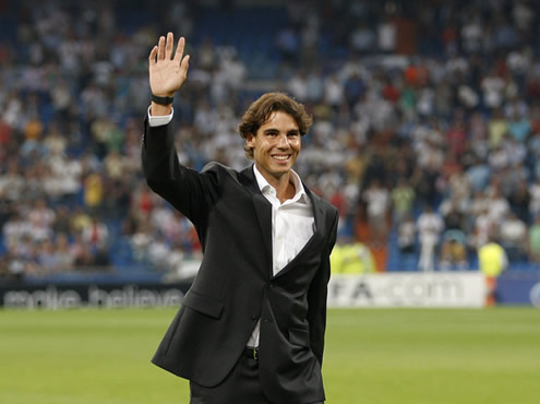 Rafael Nadal receiving an award from Real Madrid, at the Santiago Bernabéu