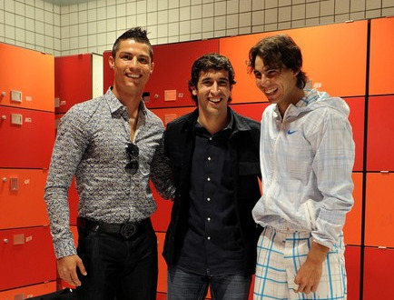 Cristiano Ronaldo, Rafael Nadal and Raúl smiling and posing for a photo