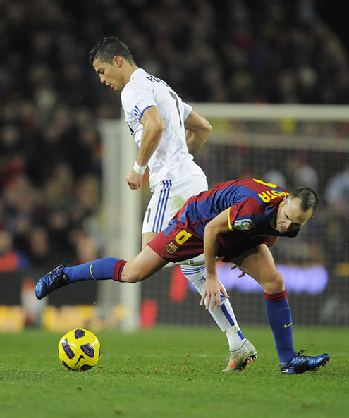 Cristiano Ronaldo showing his stronger than Iniesta as he steals the ball during the match between Barcelona and Real Madrid