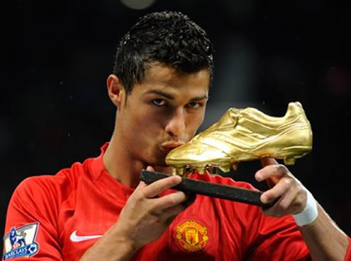 Cristiano Ronaldo kissing the Golden boot award, in Manchester United