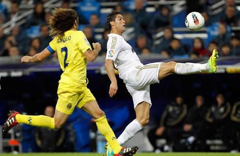 Cristiano Ronaldo great effort to reach the ball by reaching his right leg, against Villarreal, in La Liga 2011/2012