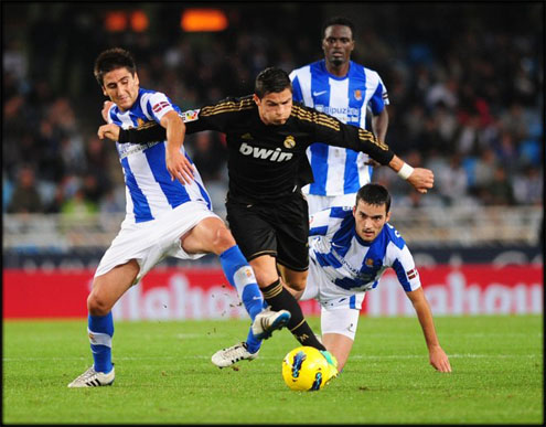 Cristiano Ronaldo strenght and speed while dribbling two defenders from Real Sociedad in La Liga 2011/2012