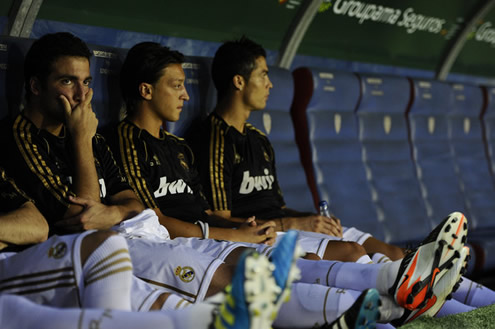 Gonzalo Higuaín, Mesut Ozil and Cristiano Ronaldo, sitted on the bench, during a Real Madrid game