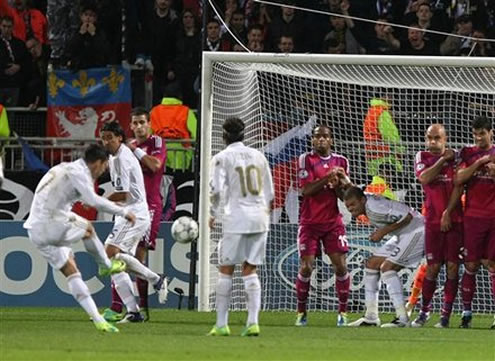 Cristiano Ronaldo scores his 100th goal by free-kick, against Lyon in the Champions League 2011-2012