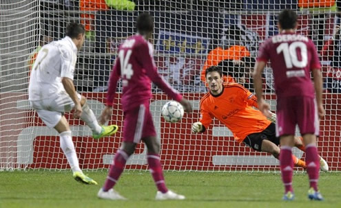 Cristiano Ronaldo beats Hugo Lloris, after taking a penalty-kick in Lyon vs Real Madrid