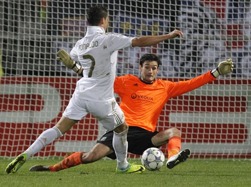 Cristiano Ronaldo attempts to dribble the French goalkeeper Hugo Lloris