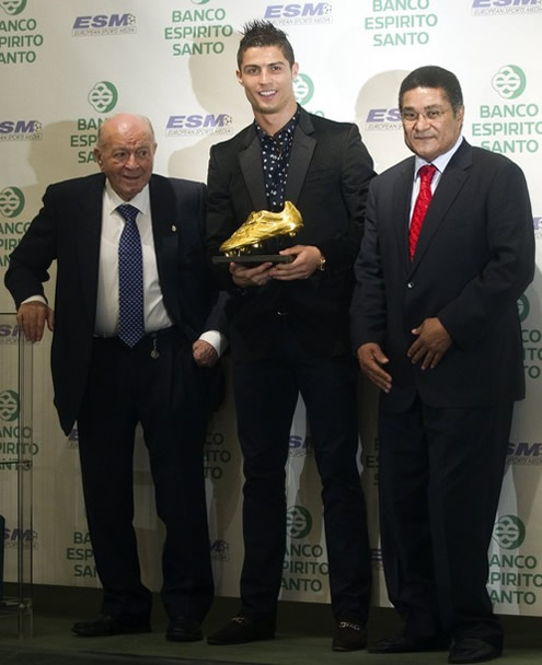 Cristiano Ronaldo sided by Di Stéfano and Eusébio in the European Golden Shoe ceremony event