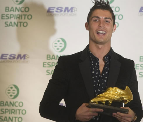 Cristiano Ronaldo photo with the Golden Shoe trophy, in Madrid
