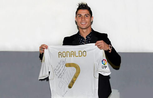 Cristiano Ronaldo showing his number 7 jersey, which he'll offer to the fans in a contest made on Facebook