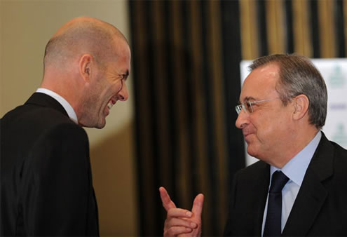 Zinedine Zidane smiling and talking with Florentino Pérez