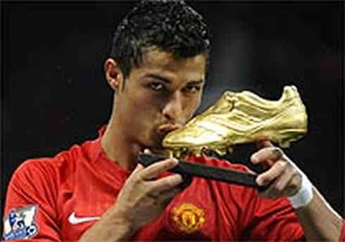 Cristiano Ronaldo kissing the 2008 Golden Shoe trophy, in a Manchester United jersey