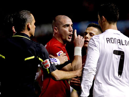 Walter Pandiani threatning Cristiano Ronaldo in a Osasuna vs Real Madrid game in La Liga